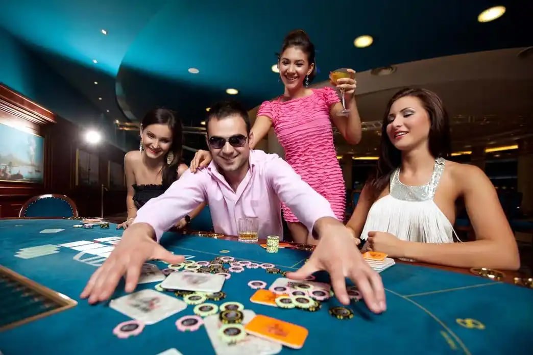 Lucky Neko payline grid showing winning combinations and payout table on safir777